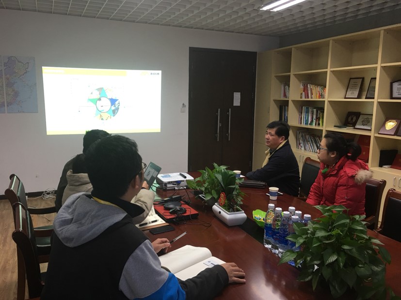 泰纽科教产品经理李斯然向区科协领导讲解了有关磁共振的基础知识
