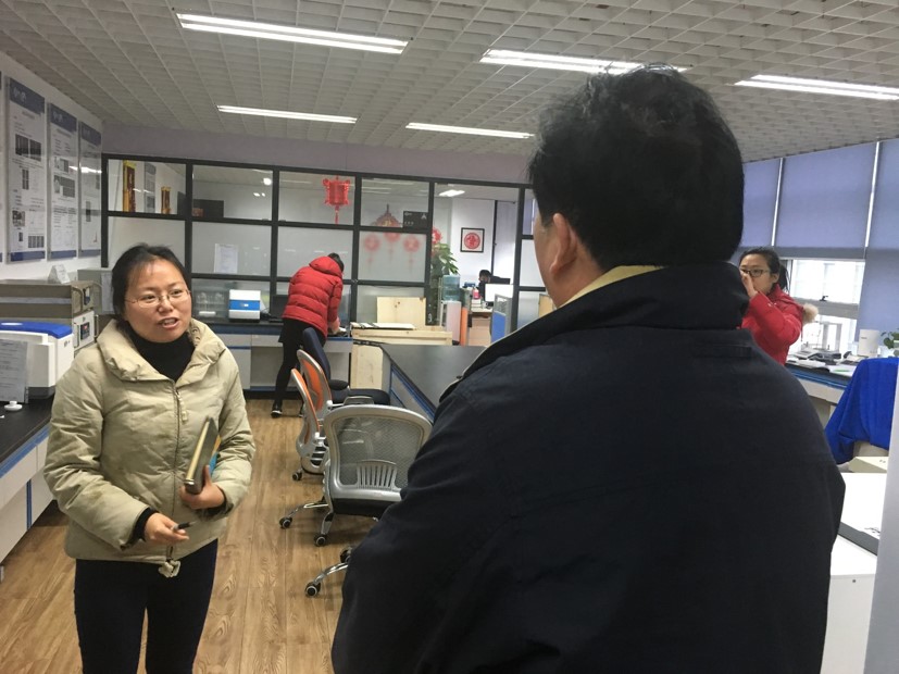 泰纽科教朱总引领区科协领导参观磁共振体验中心