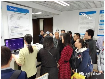 泰纽科教实验人员为大家展示磁共振实验效果