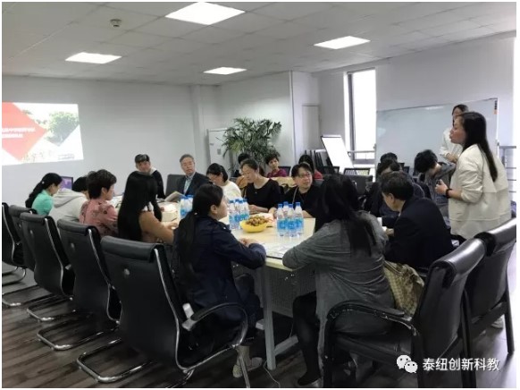 泰纽科教朱总欢迎吴淞中学参观