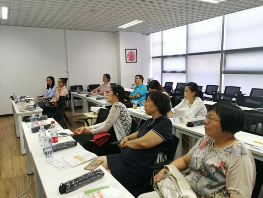 认真听讲的教研组们