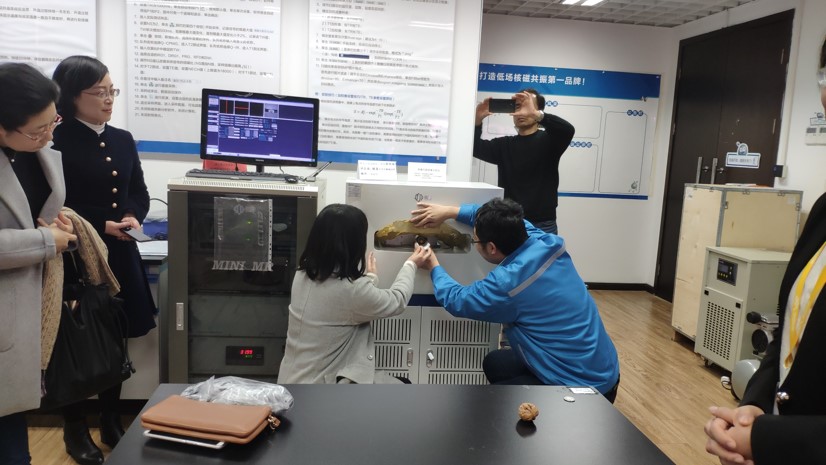 调研团老师动手磁共振实验